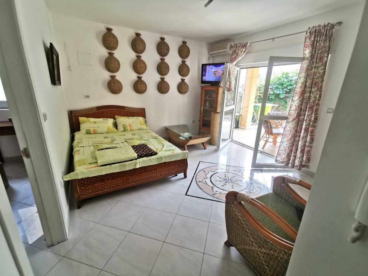Apartments Rales Sveti Stefan Ngoại thất bức ảnh